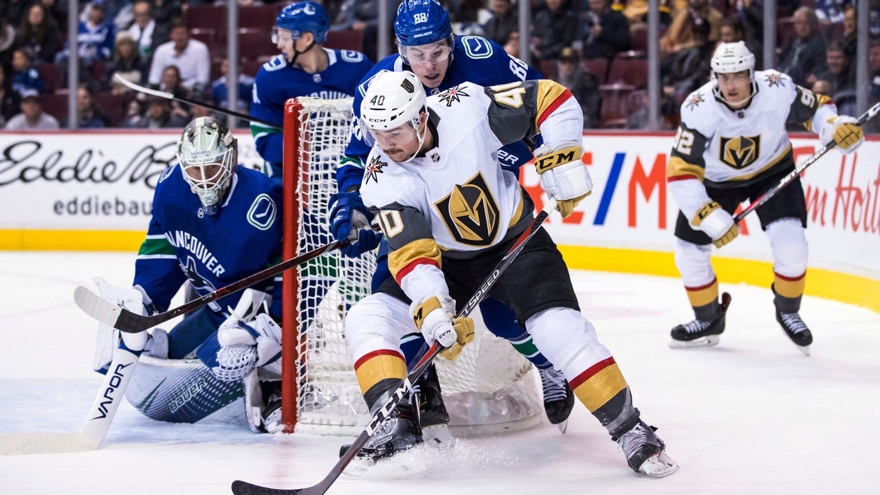 Blackhawks agree to deals with goalie Lehner, F Carpenter